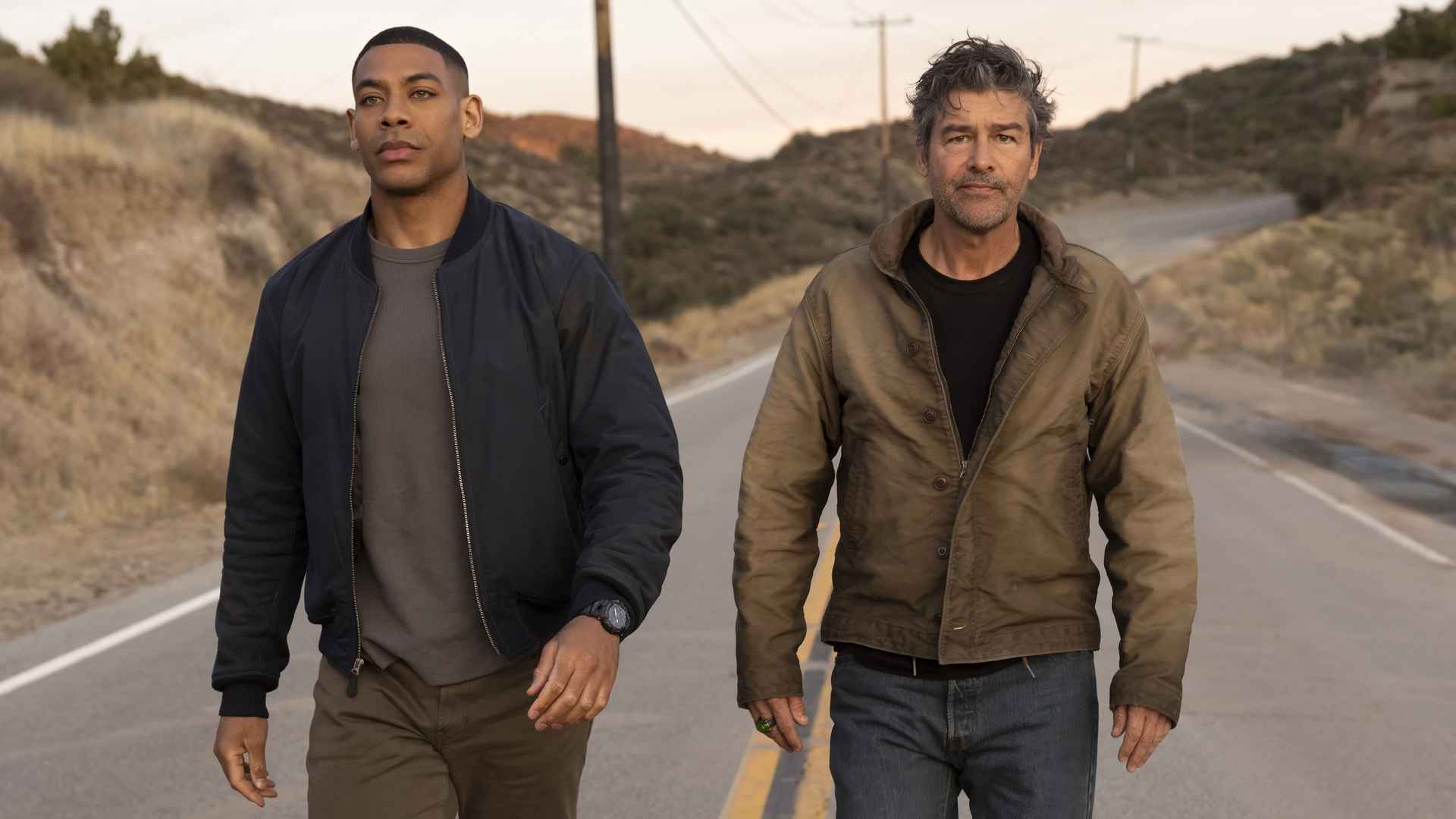 Las primeras fotos oficiales de los dos protagonistas confirman el tono policial y sombrío que definirá a la serie este agosto.