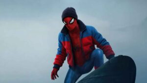 Un simple gorro y un chaleco encima del traje de Spider-Man conectan la nueva película de Tom Holland con el legado de Andrew Garfield.
